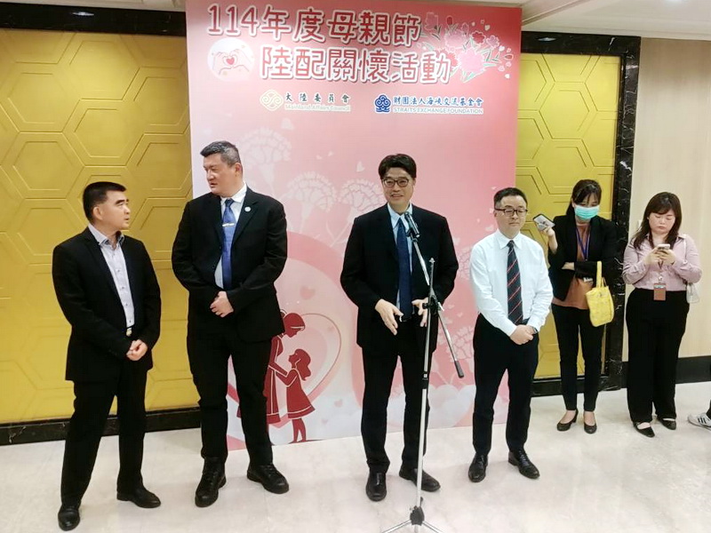 陸委會及海基會2日合辦年度例行母親節陸配關懷活動，陸委會主委邱垂正(左三)受訪表示，陸配擁有合法身分，才能真正安居樂業 (央廣記者王照坤 攝)