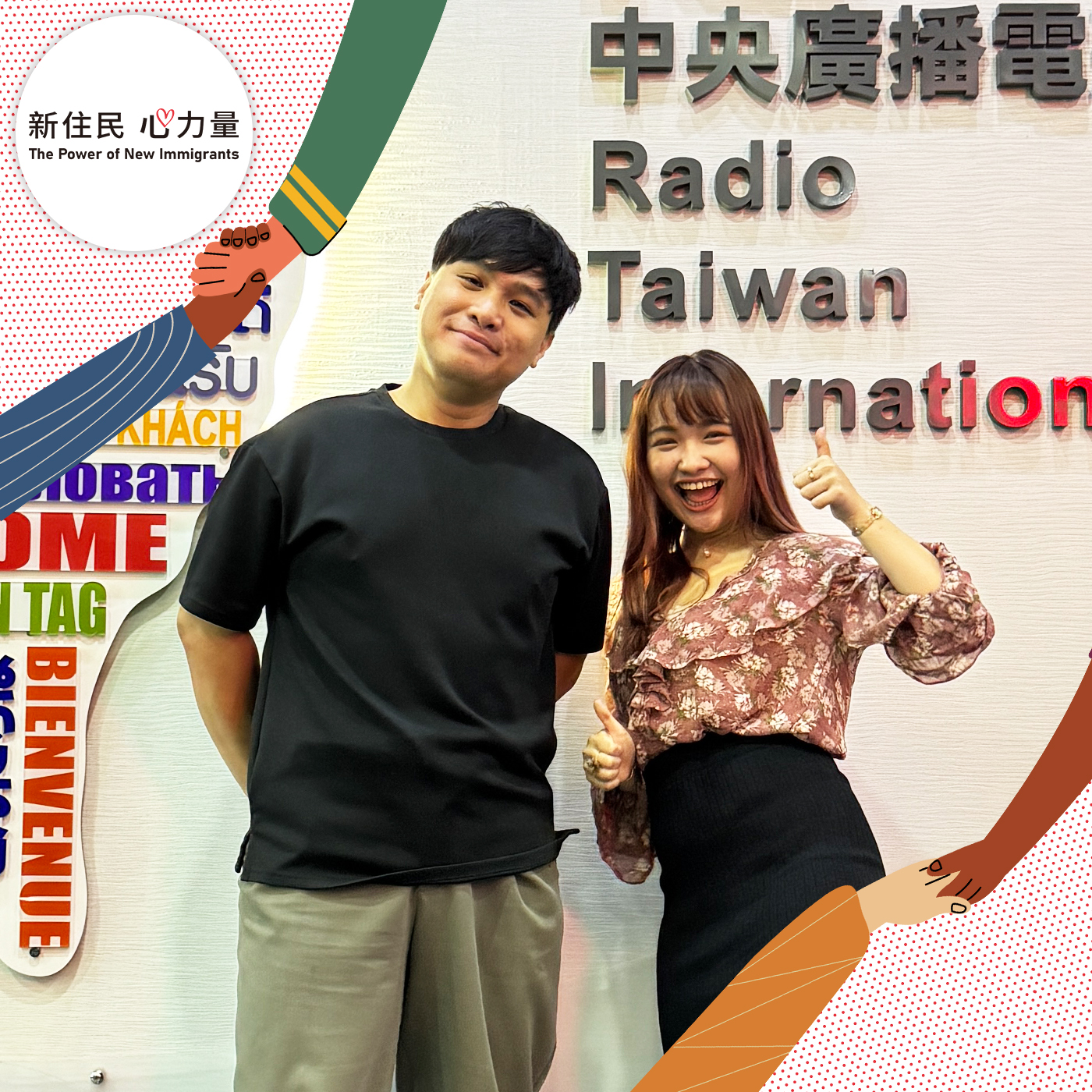 「新住民心力量」廣播節目最新一集由央廣華語主持人巫巴克(左)擔任主持人，邀請到印尼新二代Vera(右)到節目中分享印尼的語言及飲食文化，身為歌唱教練的Vera也一展歌喉，一連唱了好幾首印尼語歌曲。(圖：央廣)