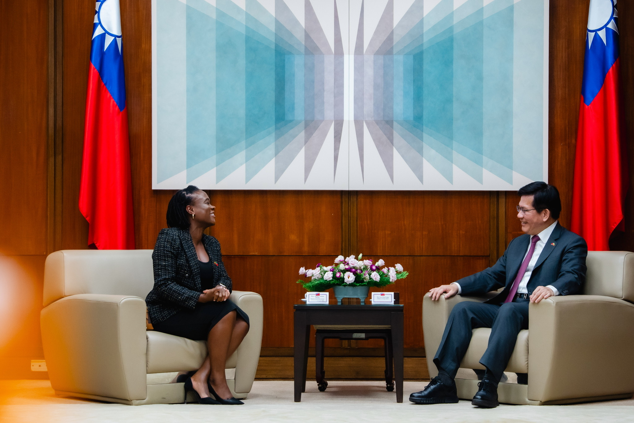 外交部長林佳龍(右)今天(2日)接見聖克里斯多福及尼維斯聯邦兩性事務部長菲莉普(Isalean Phillip)(左)。(圖 : 林佳龍臉書)