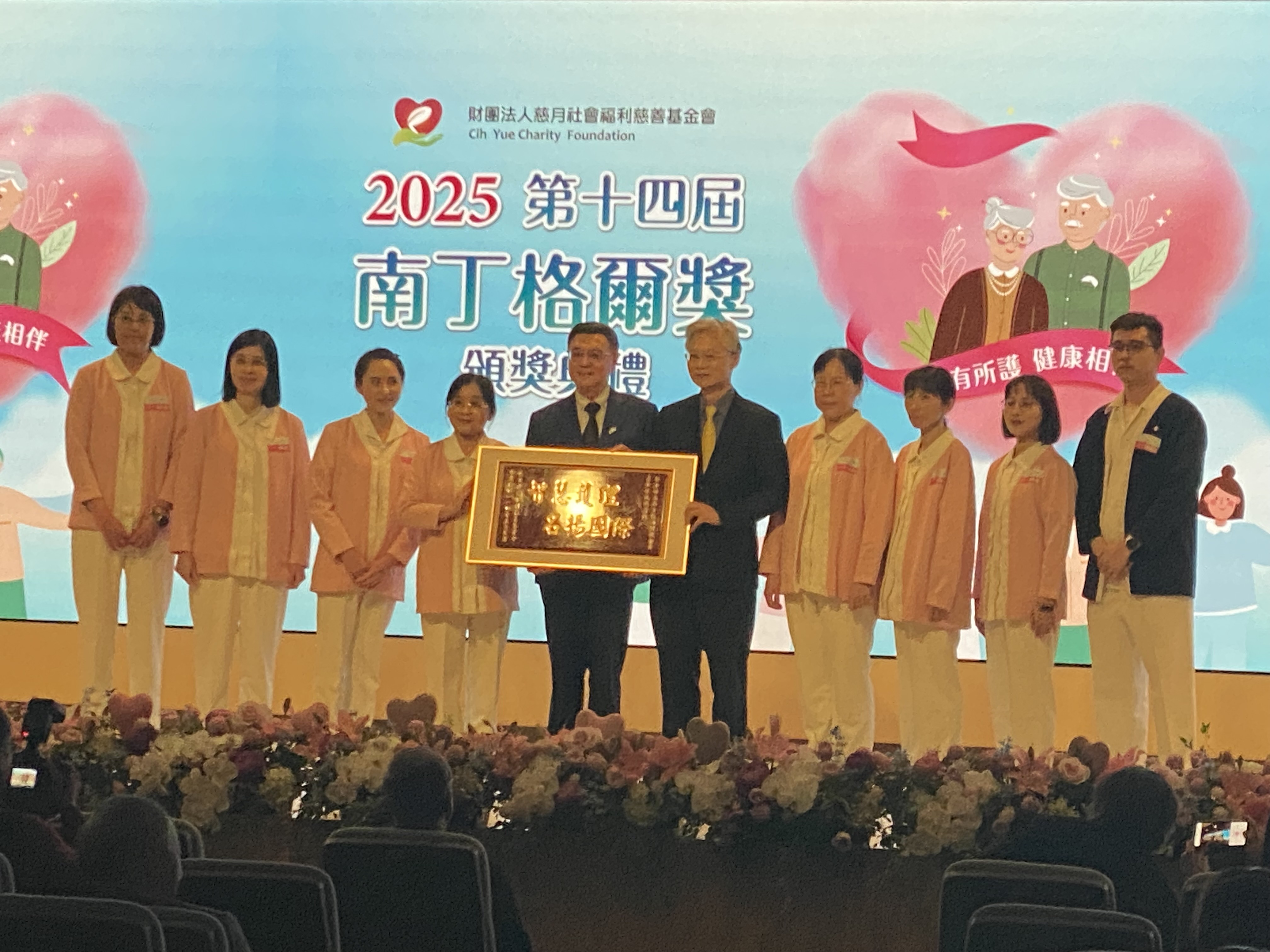 行政院長卓榮泰3日出席「第14屆南丁格爾獎」頒獎典禮致詞，並頒授拿下金獎的兩組護理團隊，包括「台中榮總護理資訊組」以及「台大醫院急救復甦後照護團隊」。(吳琍君攝)