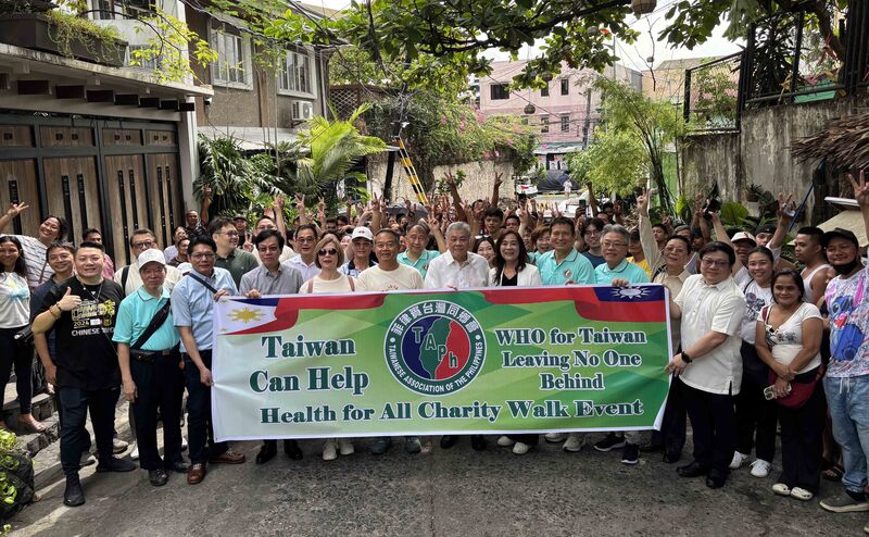 菲律賓台灣同鄉會3日在大馬尼拉地區卡羅肯市舉辦Taiwan Can Help公益健走，數百名台灣鄉親與菲律賓民眾參加，挺台參與世界衛生組織以及世界衛生大會。(圖：中央社)
