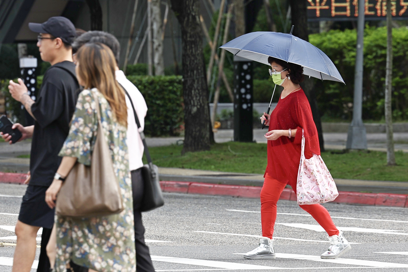 氣象署表示， 9日各地多雲時晴，午後有局部陣雨或雷雨。 (中央社資料照片)