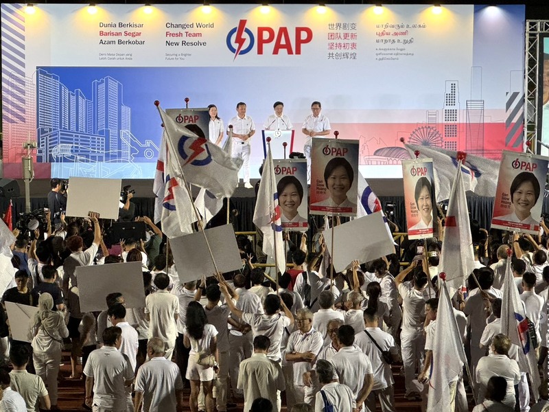 新加坡大選結果4日凌晨出爐，人民行動黨蟬連執政，黨秘書長黃循財（台上右2）上台致詞時，獲得台下高聲歡呼。 (圖：中央社)