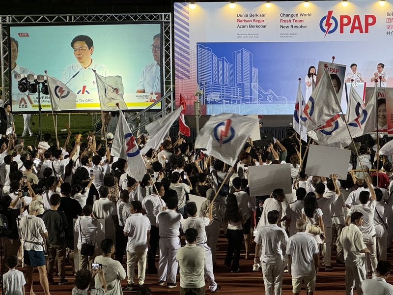 新加坡大選結果4日凌晨出爐，人民行動黨蟬聯執政。圖為人民行動黨秘書長黃循財上台致詞。 (圖：中央社)