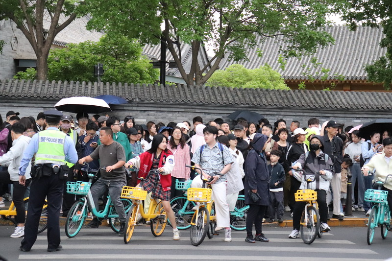 五一長假期間，北京鼓樓附近的人潮。(圖：中央社)