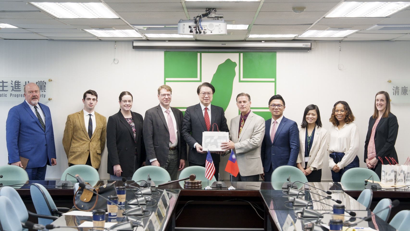美軍印太司令部前司令阿奎利諾(右五)率美國智庫NBR於2日拜會民進黨中央，並與民進黨秘書長林右昌(左五)會談。(民進黨提供)