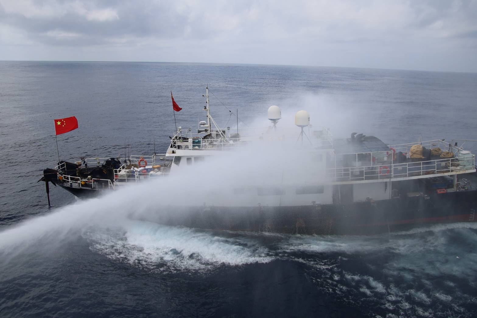 海洋委員會海巡署今天(5日)表示，台中艦和巡護九號3日執行東沙海域巡弋任務時，發現有艘中國籍漁船違法進入東沙海域，台中艦立即以水砲強勢將其驅離。(圖 : 海巡署)