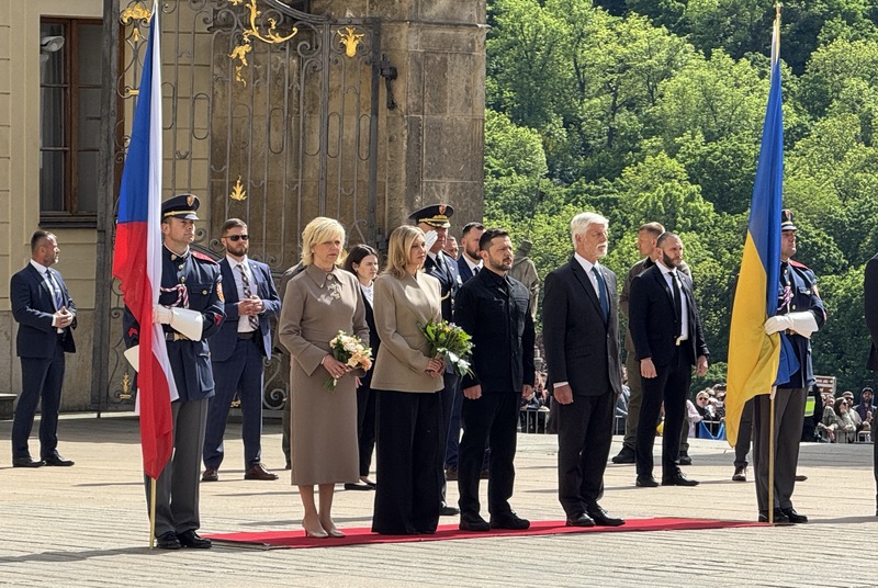 烏克蘭總統澤倫斯基4日訪問捷克，並在布拉格城堡受到隆重接待。在歡迎儀式上，兩國元首夫婦聆聽烏克蘭與捷克國歌。 (圖：中央社)