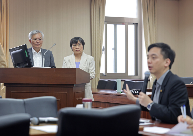 立法院內政委員會5日繼續審查社會秩序維護法部分條文修正草案，邀內政部長劉世芳(中)、警政署長張榮興(左)列席報告。(圖：中央社)
