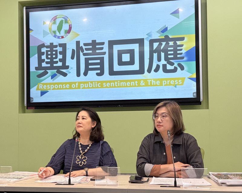 民進黨立法院黨團幹事長吳思瑤(左)、書記長陳培瑜(右)5日在立法院召開輿情回應記者會，對於澳洲進口「冷凍豬腳」成首批輸台萊豬議題，說明這批萊豬符合食安標準，行政院一直用高標準及堅持的態度，為民眾把關食安。(圖：中央社)