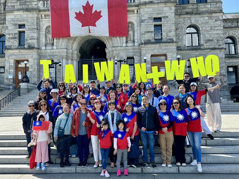 大溫哥華台灣僑界聯合會在卑詩省議會前主辦「聲援台灣加入WHO」活動，台僑結合外國友人力量，用高分貝喊出台灣的軟實力。(圖：中央社)