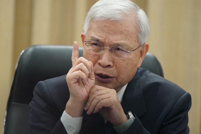 央行總裁楊金龍警告炒匯秃鷹要知進退，強調央行的監視非常「嚴謹」。(圖：中央社)