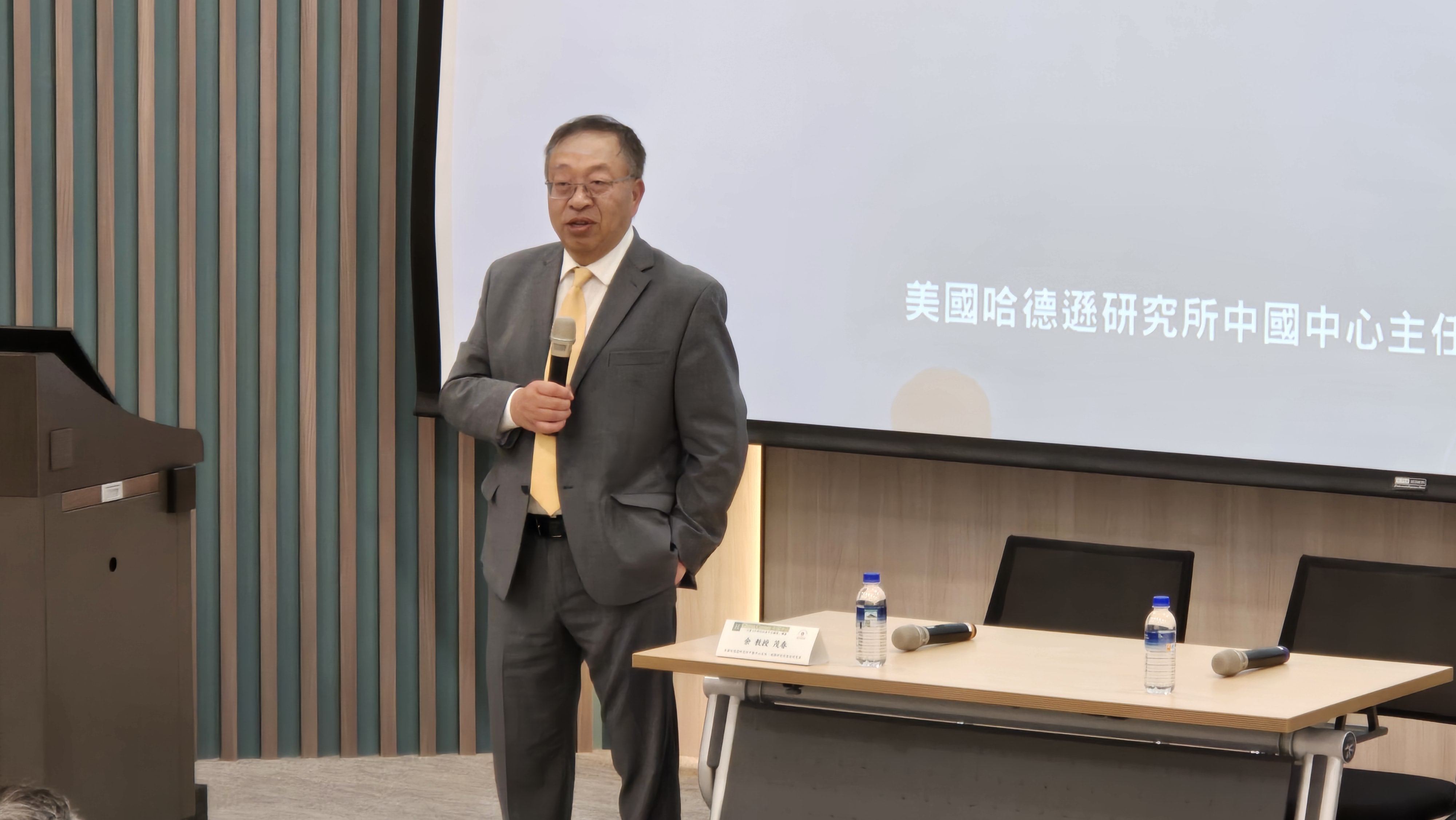 華裔學者余茂春曾於2000年來台觀選時前往政大，這次是睽違25年再度到訪。(程寬仁 攝)