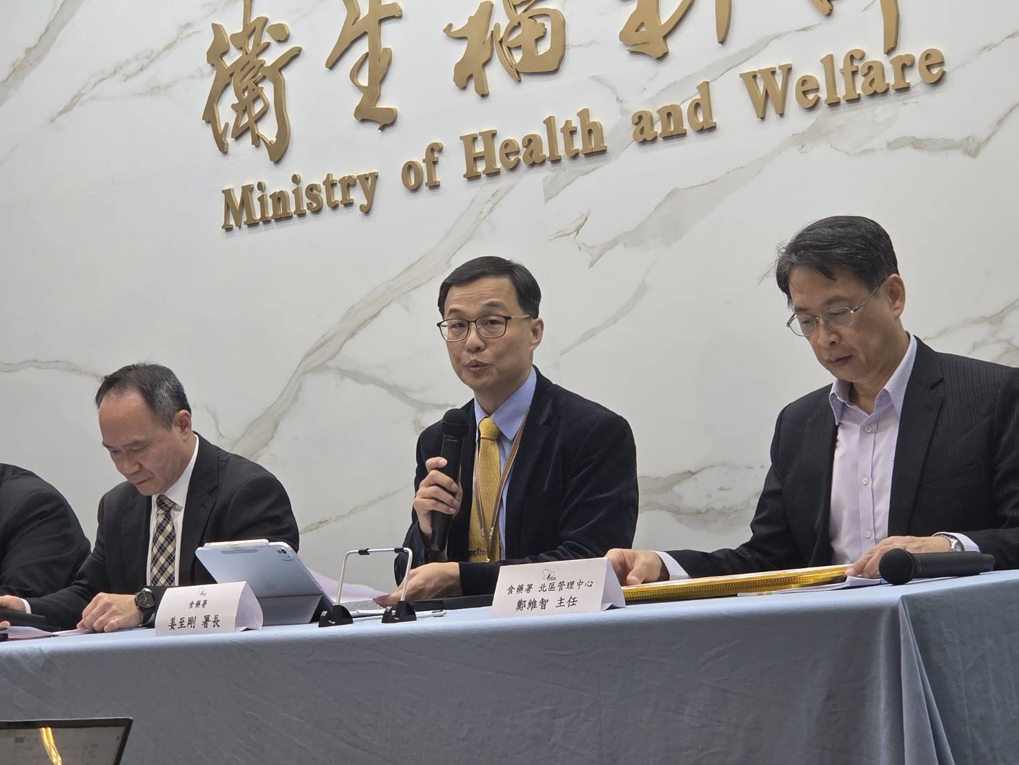 澳洲進口豬驗出萊劑遭在野黨質疑是美萊豬敲門磚，食藥署長姜至剛(中)駁斥，強調「這件事不存在」。(江昭倫 攝)