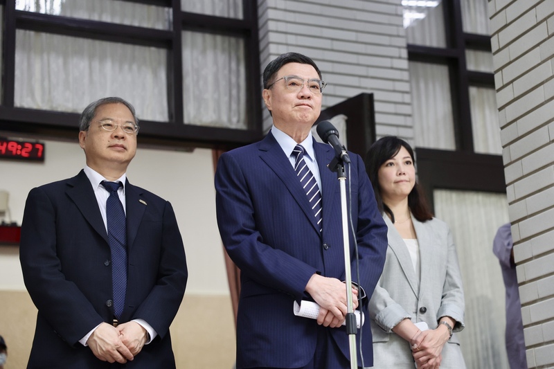 行政院長卓榮泰（中）6日赴立法院會前受訪。 (圖：中央社)