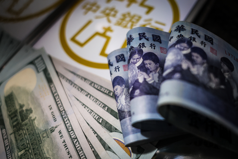 外交部：對美關稅談判無涉匯率。圖為新台幣與美元現鈔。 (圖：中央社)