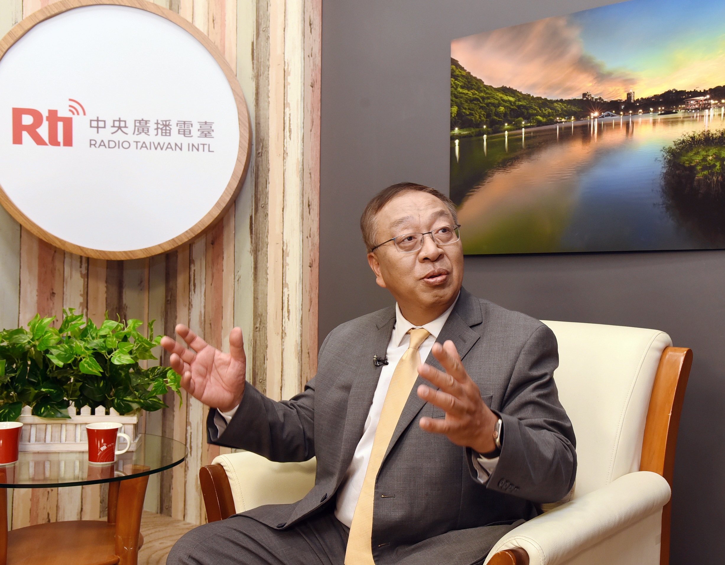美國「哈德遜研究所」中國中心主任余茂春接受央廣「為人民服務─楊憲宏時間」節目專訪( 圖：江麗華攝)