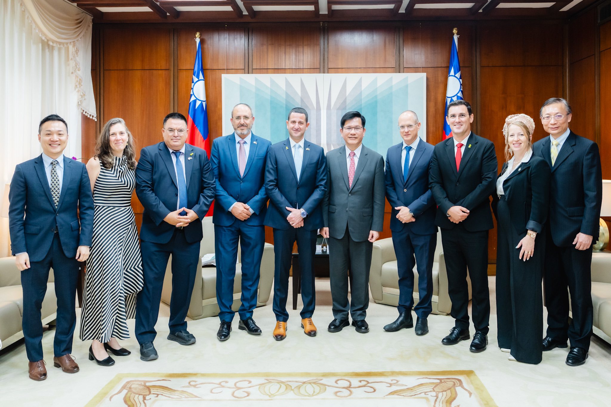 外交部長林佳龍(右5)今天(6日)接見以色列國會議員團。(圖 : 林佳龍臉書)