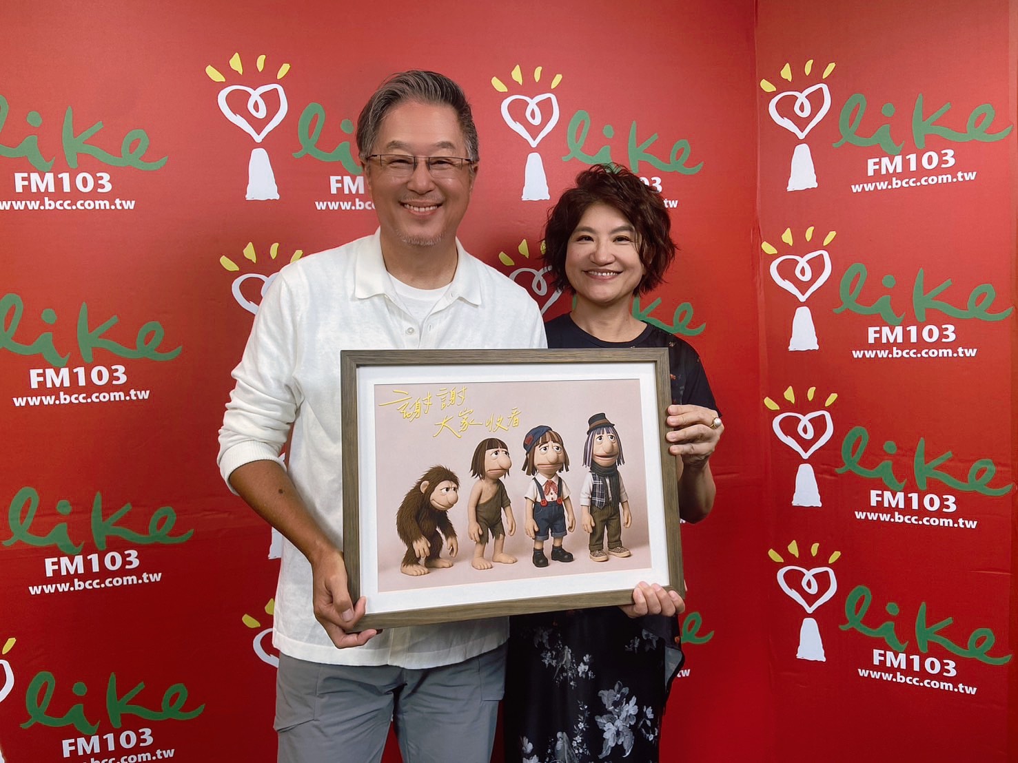 製作人王偉忠(左)主演的舞台劇《謝謝大家收看》，將回到台北表演藝術中心演出，近日特別接受廣播節目主持人夏韻芬(右)專訪，分享演出心情。(金星文創提供)