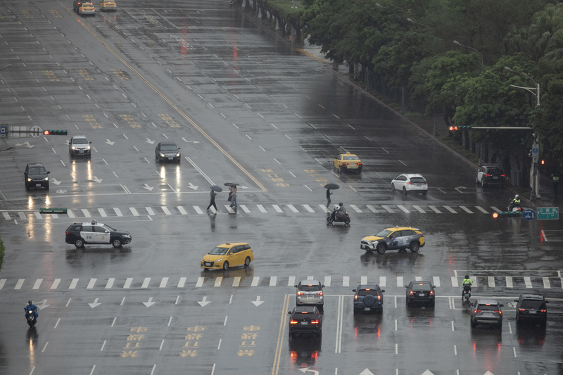 11日仍受鋒面影響，各地天氣不穩定，容易有陣雨或雷雨，並有大雨發生的機率。(圖：中央社)