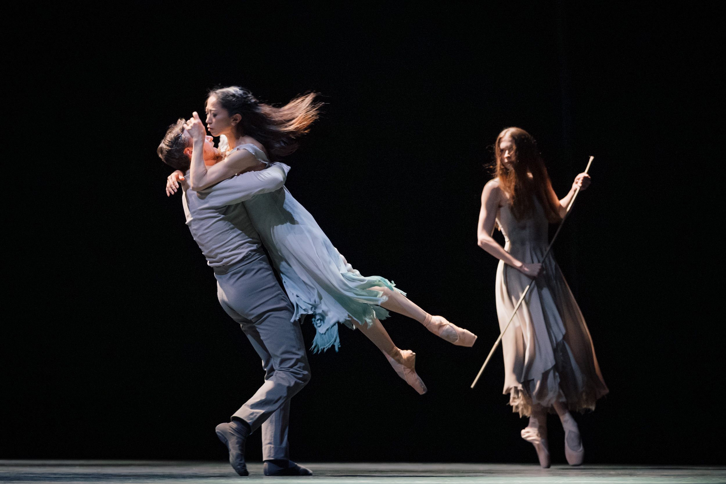 阿喀郎．汗攜手英國國家芭蕾舞團，重構芭蕾經典《吉賽兒》。(李佳燁 攝／兩廳院提供)