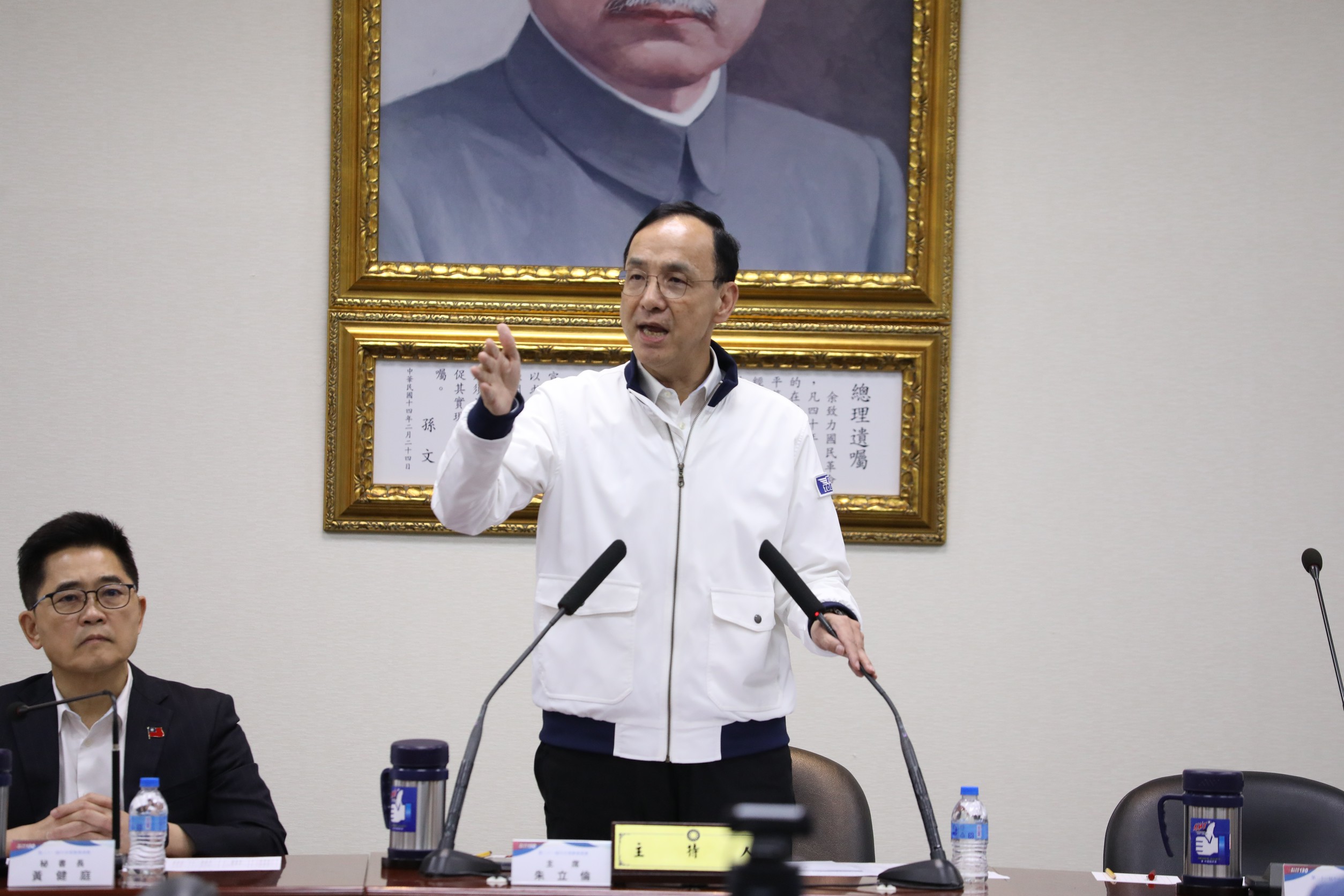 國民黨主席朱立倫7日出席黨中央中常會時批評賴清德如納粹，引發德國在台協會發文公開點名譴責。(圖：國民黨中央提供)