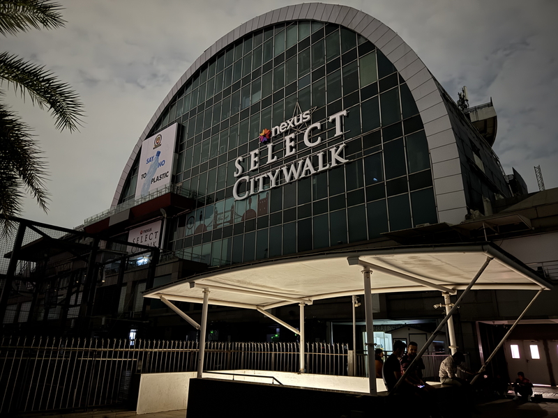 印度對巴基斯坦恐怖分子進行精準打擊後，在夜間的演習中斷電，希望讓民眾提升應變能力。圖為德里一購物中心因演習陷入漆黑。 (圖：中央社)