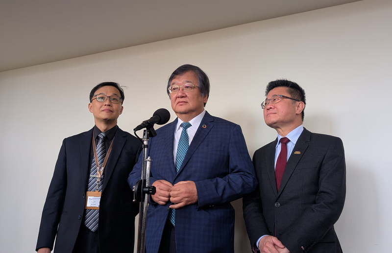 衛福部長邱泰源（中）8日在立法院受訪回應澳洲進口豬肉檢出「萊克多巴胺」問題。資料照片 (圖：中央社)