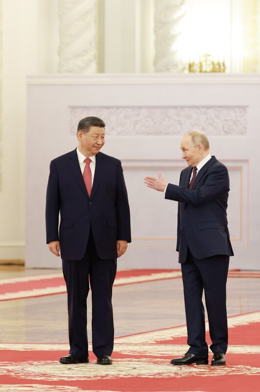 習近平(左)今天在莫斯科與蒲亭(右)舉行會談，雙方共同簽署聯合聲明。（中新社 / 中央社 )