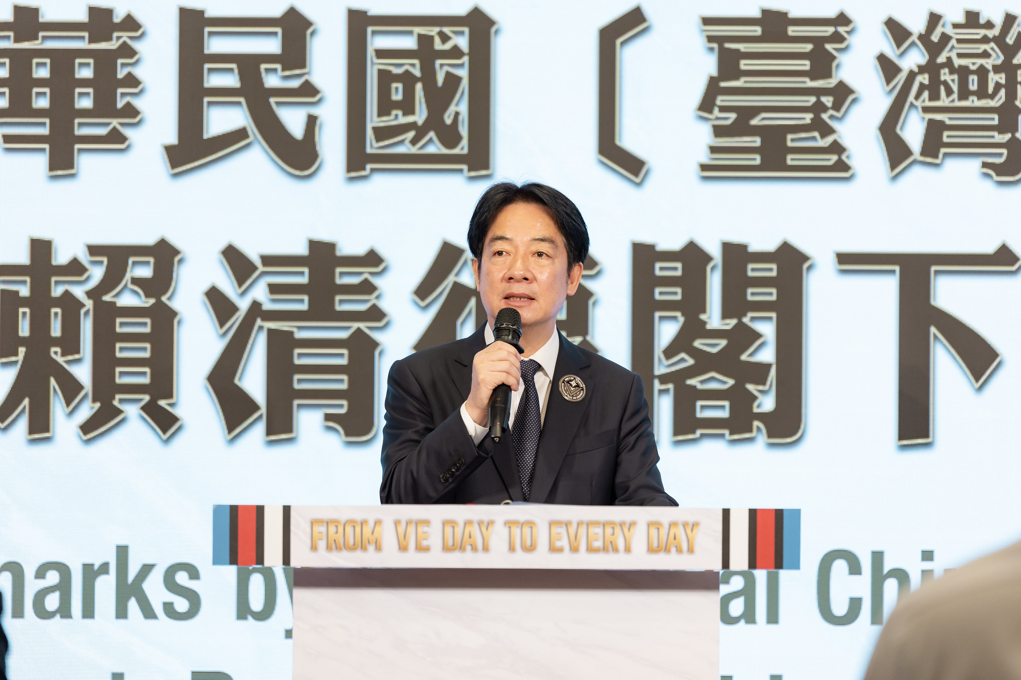 賴清德總統8日出席「歐戰勝利80週年」紀念活動致詞表示，二戰慘痛經驗告訴大家，姑息只會讓侵略者食髓知味，膨脹更大野心與自滿利牙。(圖：總統府)