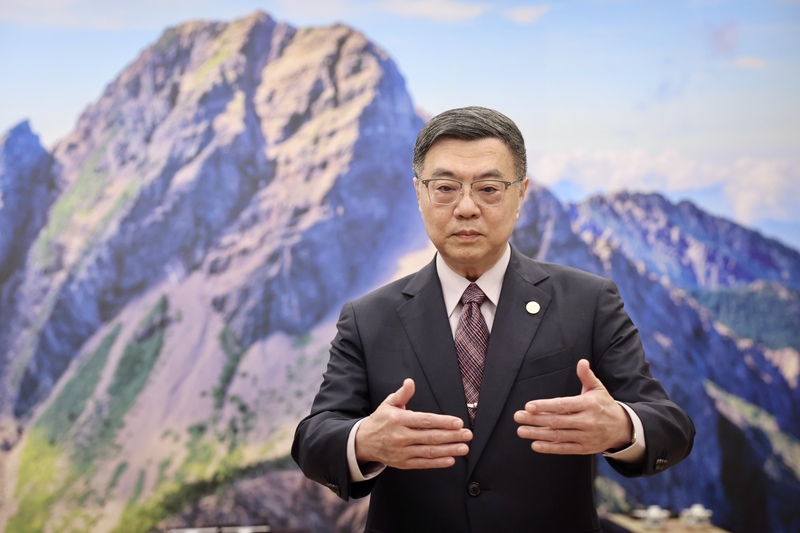 行政院長卓榮泰9日受訪時表示，產業正面臨國際變局衝擊需要調適，外界稱要支持產業卻大幅增加放假日，高度懷疑與遺憾這並未問過產業意見，恐成立法疏漏。(圖：中央社)