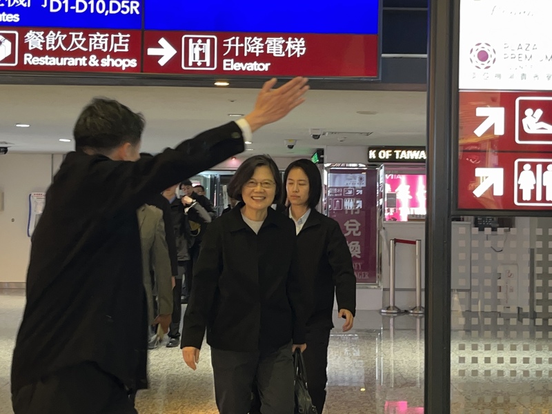 前總統蔡英文（中）9日晚間從桃園國際機場搭機啟程前往歐洲，將出訪立陶宛及丹麥發表演說，在桃機行經媒體面前時神色開心，全程並未發言。(圖：中央社)