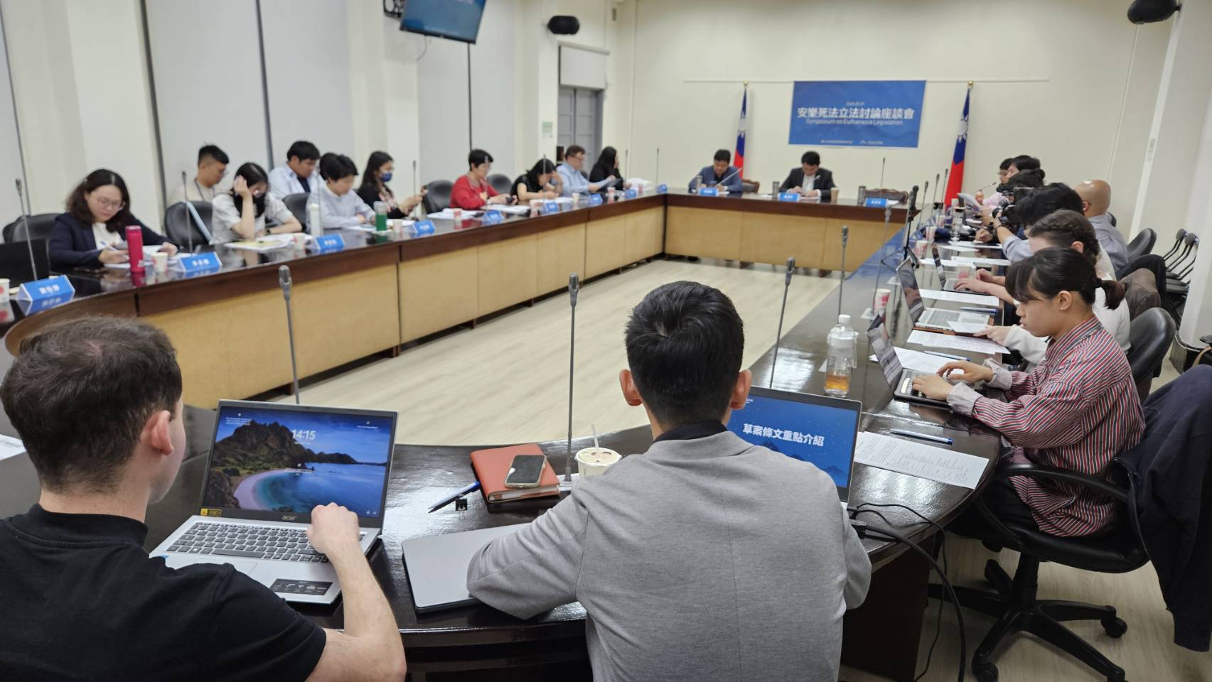 民進黨立委陳冠廷召開安樂死立法討論座談會，邀醫界、法界、倫理界及相關部會代表表達意見。(歐陽夢萍 攝)