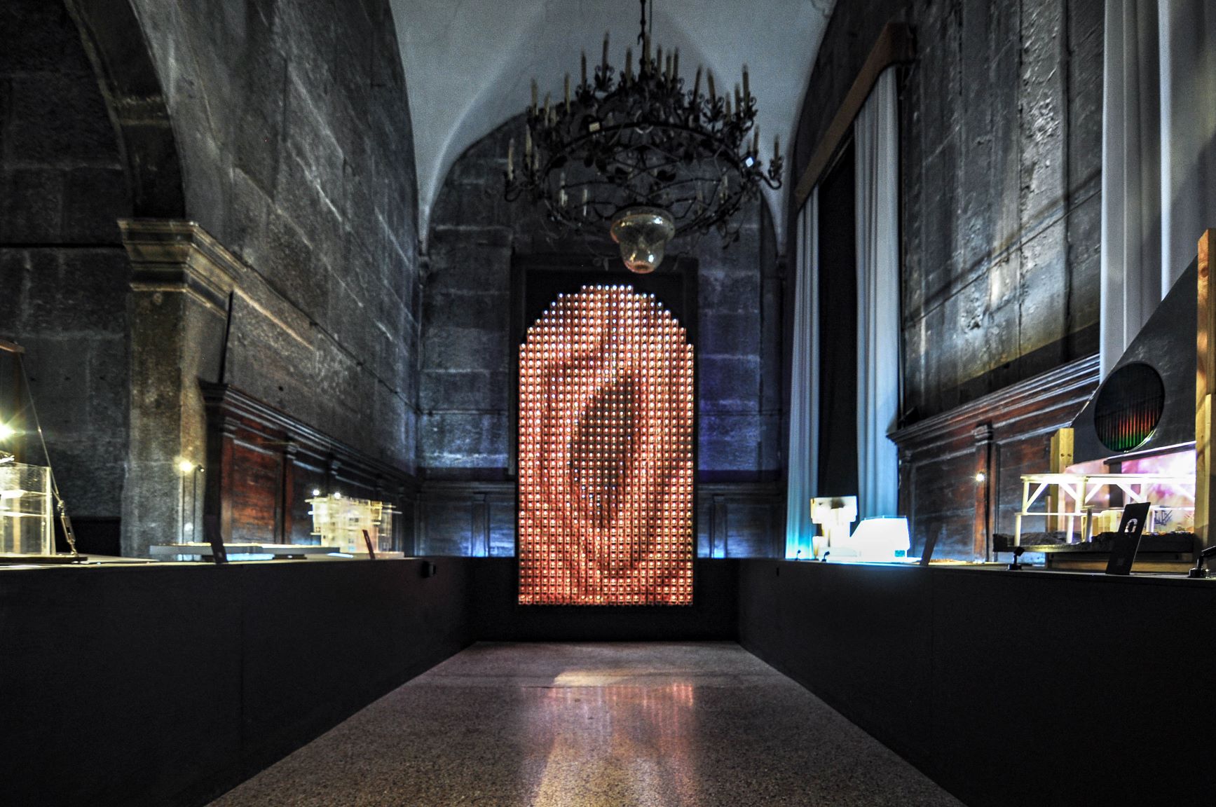 第19屆威尼斯建築雙年展台灣館「光明燈牆」，由數個光明燈組合而成，背面佈滿發光裝置的控制晶片和線路，如同一座傳統信仰邁向科技未來的媒介和演化象徵。(國立台灣美術館提供)
