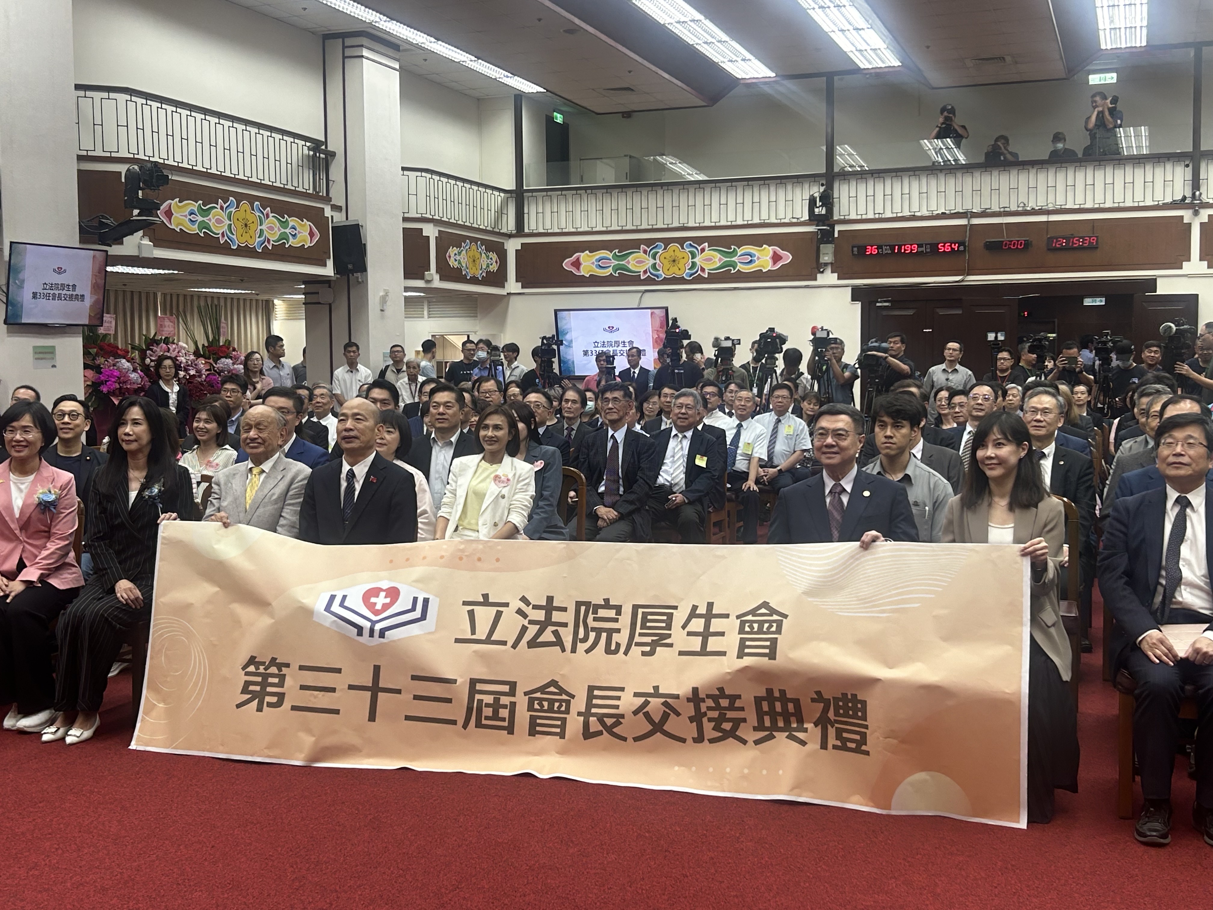 立法院厚生會9日舉行第33屆會長交接典禮，由現任會長、國民黨立委萬美玲，將印信交給新任會長、民進黨立委蘇巧慧，交接典禮由立法院長韓國瑜監交，行政院長卓榮泰則偕同各部會官員到場觀禮。(趙婉淳 攝)