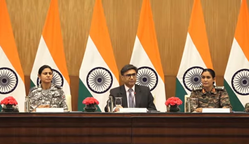 印度外交部今天由次長唐勇勝（Vikram Misri）（中）及兩名軍方人員共同召開記者會，針對連日來印度與巴基斯坦的對峙向外說明。 (圖：中央社)