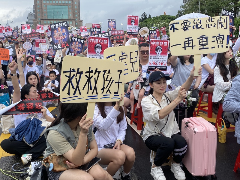北市劉姓保母姊妹涉虐死1歲男童「剴剴」遭起訴，「剴剴網路媽媽群」10日下午在凱達格蘭大道舉辦「終結兒虐，陪你長大」護兒集會行動，有許多家長帶小孩身穿白衣、手持白菊花一同出席高舉「守護兒童」等手牌。 (圖：中央社)