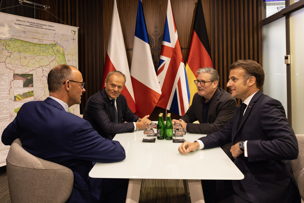法國總統馬克宏(Emmanuel Macron,右1)、德國總理梅爾茨(Friedrich Merz,左1)、波蘭總理圖斯克(Donald Tusk,左2)和英國首相施凱爾(Keir Starmer,右2)10日前往烏克蘭前在波蘭熱舒夫會面。 (圖:英國首相府)
