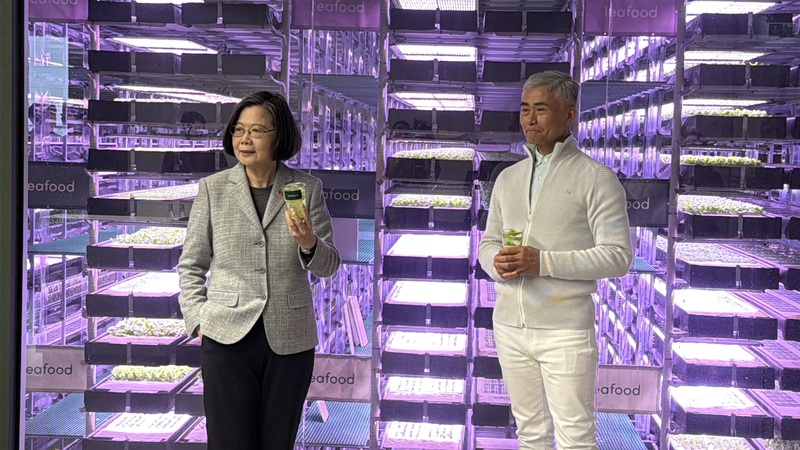 蔡英文（左）參訪台立合作打造的垂直農場，台灣源鮮農業生物科技公司董事長蔡文清（右）特別以現場摘取的萵苣、蘋果與鳳梨調製「綠拿鐵」果汁，請蔡英文品嚐，讓蔡英文在「乾杯」後大讚好喝又健康。(圖：中央社)