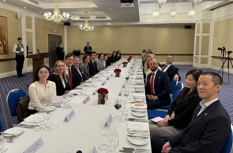 前總統蔡英文出訪立陶宛，10日晚間出席晚宴與立陶宛友台議員進行交流。(圖：中央社)