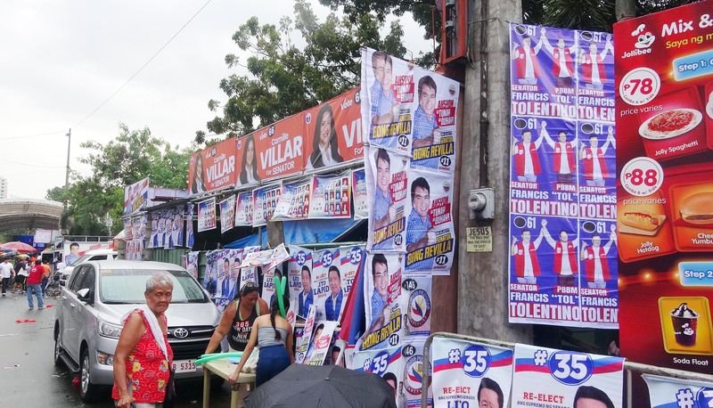 菲律賓政治王朝根深蒂固，過去4位總統也都是來自政治王朝家族。圖為馬尼拉市區競選海報。 (圖：中央社)