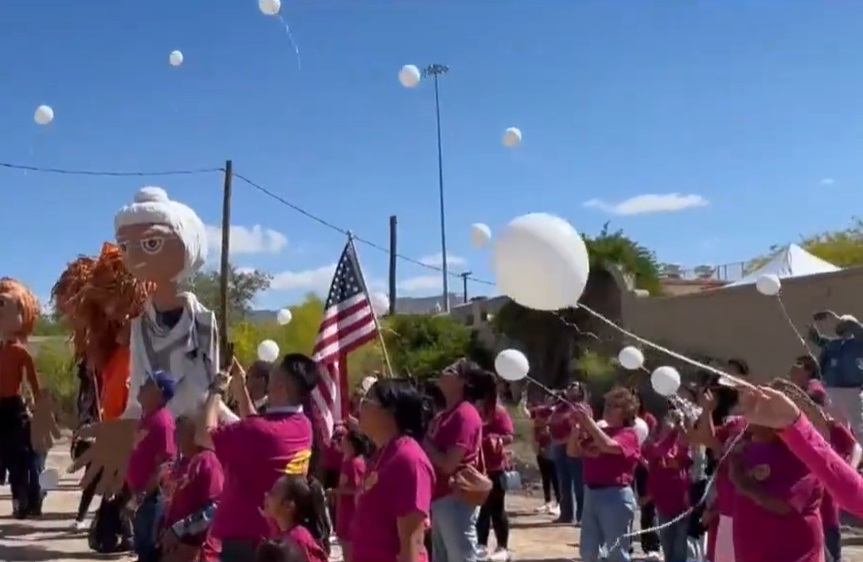 被美墨邊界分隔兩地的家庭，10日在國界兩邊舉行抗議活動。(圖擷自YouTube)