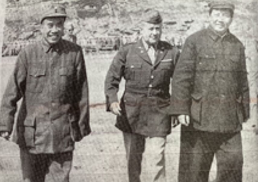 1944年12月的延安，包瑞德走在毛澤東與朱德中間。(翻攝資料照/本文作者提供)