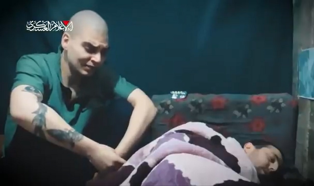 哈瑪斯武裝支翼「艾茲丁．卡薩姆旅」10日公布一段影片，顯示2名在加薩走廊的以色列人質還活著，其中一名男子要求結束這場持續19個月的戰爭。(X@EylonALevy)