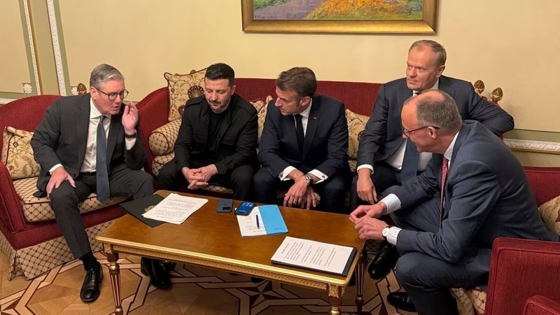 英國首相施凱爾（左起）、烏克蘭總統澤倫斯基、法國總統馬克宏、波蘭總理圖斯克與德國總理梅爾茨10日在基輔會談，呼籲俄羅斯接受30天無條件停火。（烏克蘭外交部提供） (圖：中央社)