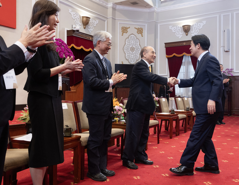 總統賴清德(右)12日上午在總統府接見第27屆「國家生技醫療品質獎」獲獎醫護機構暨生醫產業代表，並與生技醫療科技政策研究中心董事長、前立法院長王金平(右2)握手致意。(圖：中央社)