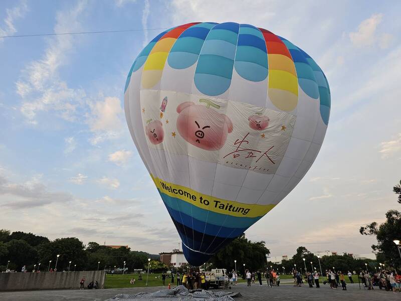 樂團告五人擔任2025年台灣國際熱氣球嘉年華活動大使，還首度推出以「告五豬」聯名的熱氣球，12日曝光。中央社記者陳怡璇攝  114年5月12日 (圖：中央社)
