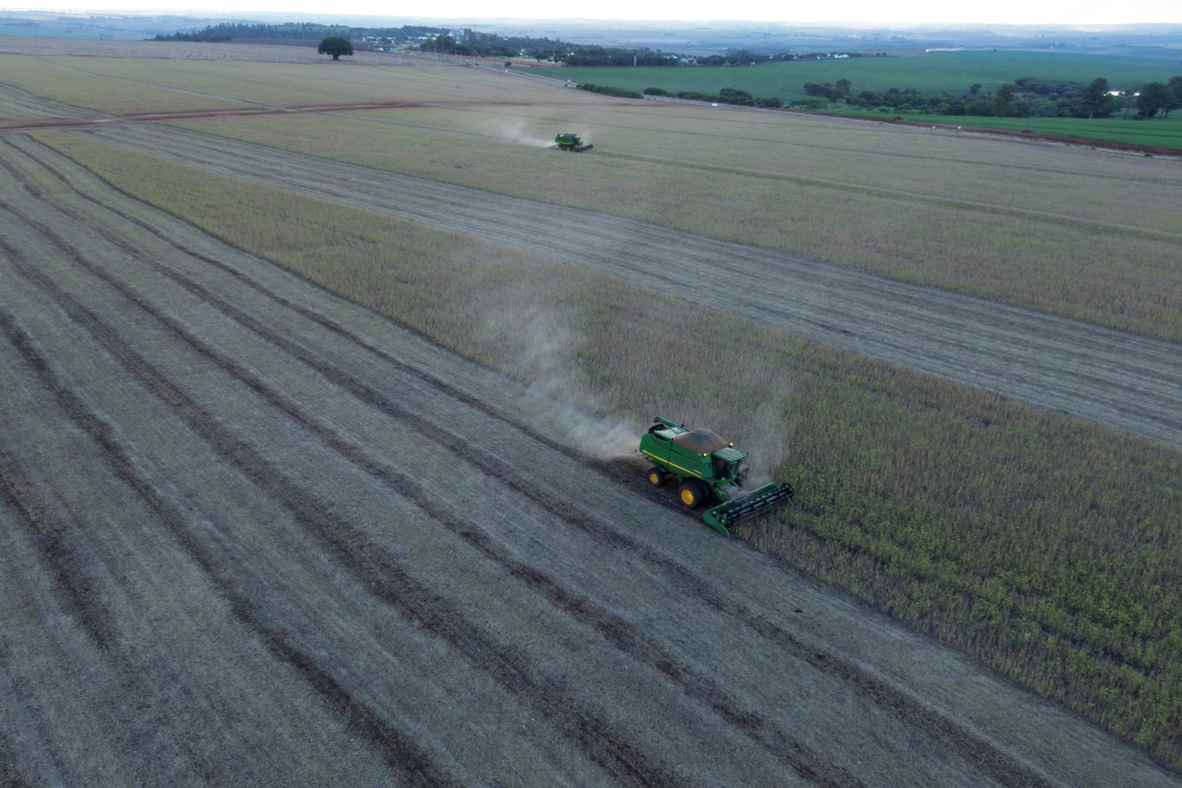 巴西2024年對中國出口超過940億美元，主要出口黃豆和其他原物料。圖為巴西農民收穫大豆。(美聯社/達志影像)