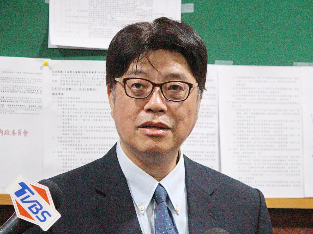 陸委會主委邱垂正12日在立法院受訪表示，清查後有領取身分證與居住證，除義務役軍人外，其他公務人員都已在政府協助下註銷中國大陸相關證件 (央廣記者王照坤 攝)