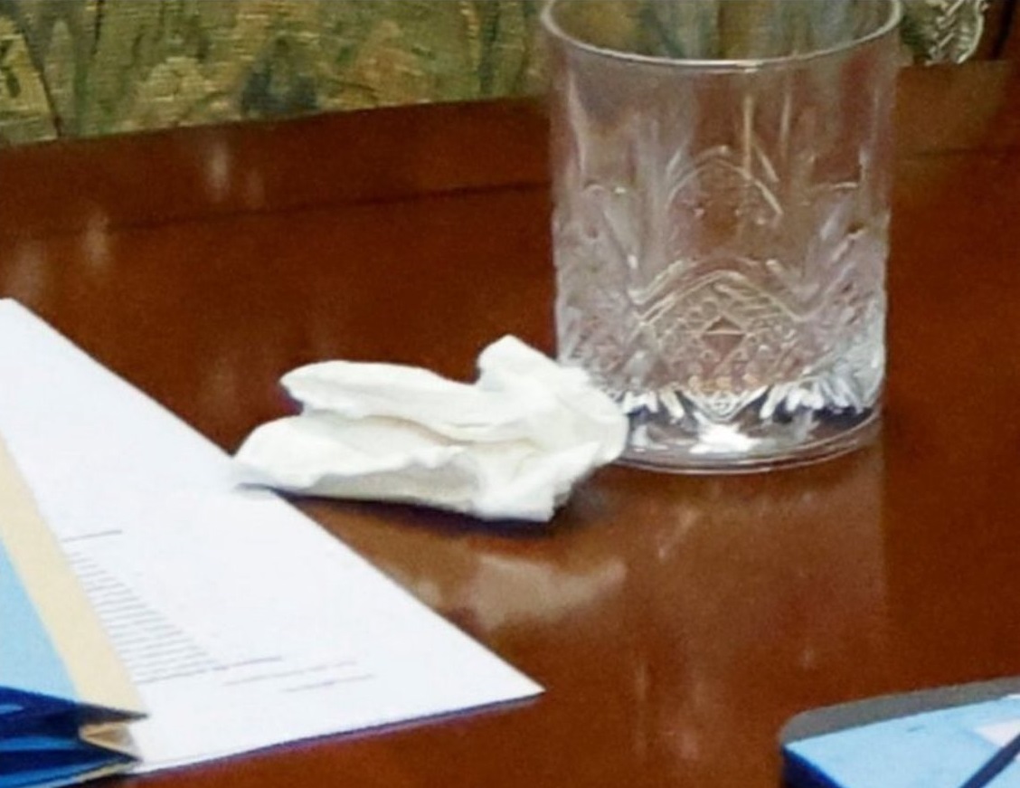 英、法、德領袖11日在前往基輔的火車上會面，一張法國總統馬克宏用過的紙巾被說成「古柯鹼」，意外成焦點。(X平台)